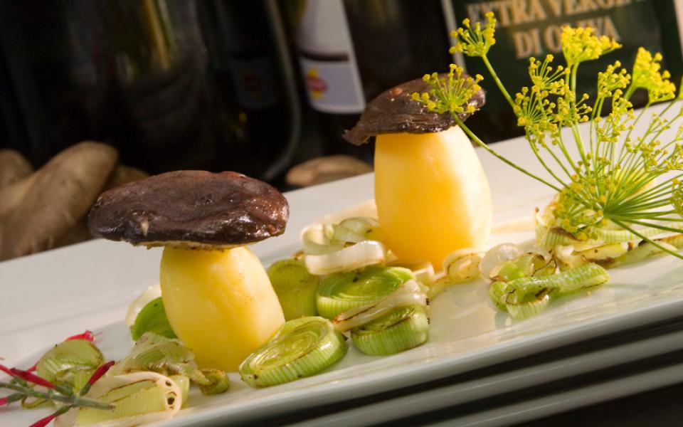 Kreativ angerichtetes Gourmetmenü im Hotel Tuxertal