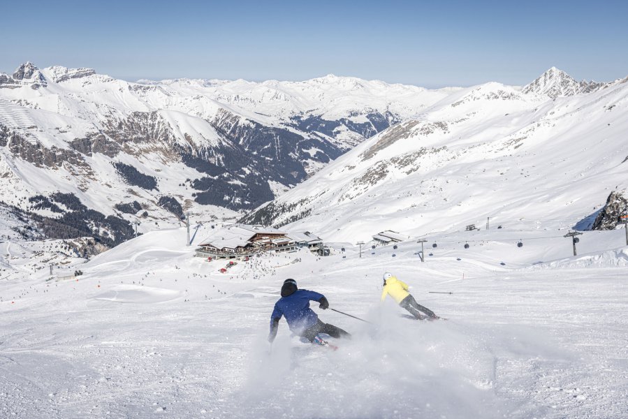 Skifahrer beim Penkenjoch im Skigebiet Ski- & Gletscherwelt Zillertal 3000